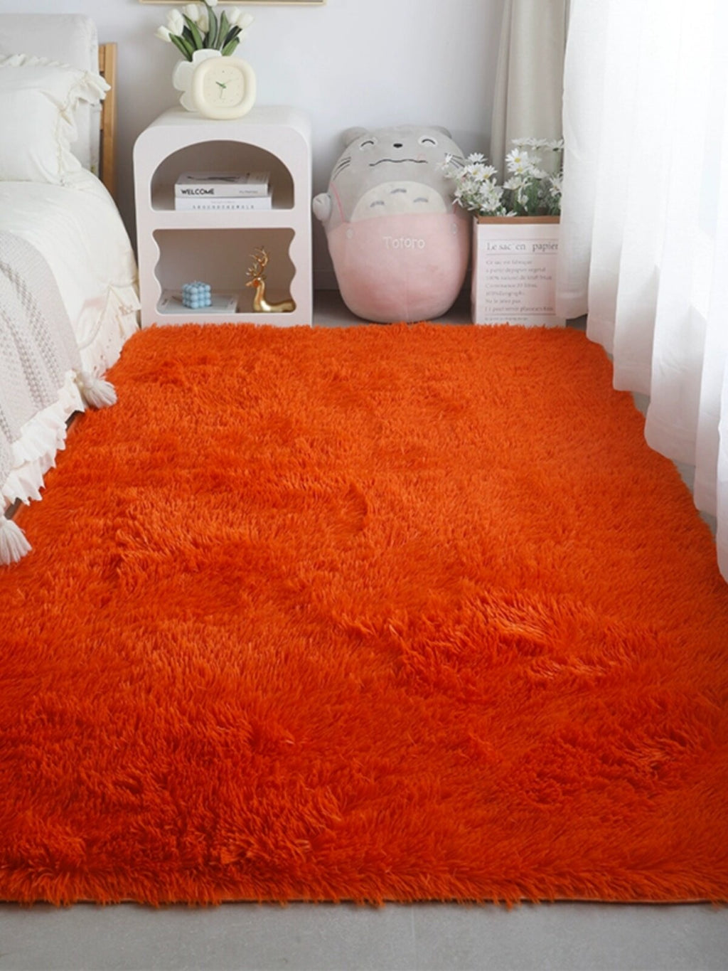 Alfombra mullida para una cobertura total en salas de estar y dormitorios.